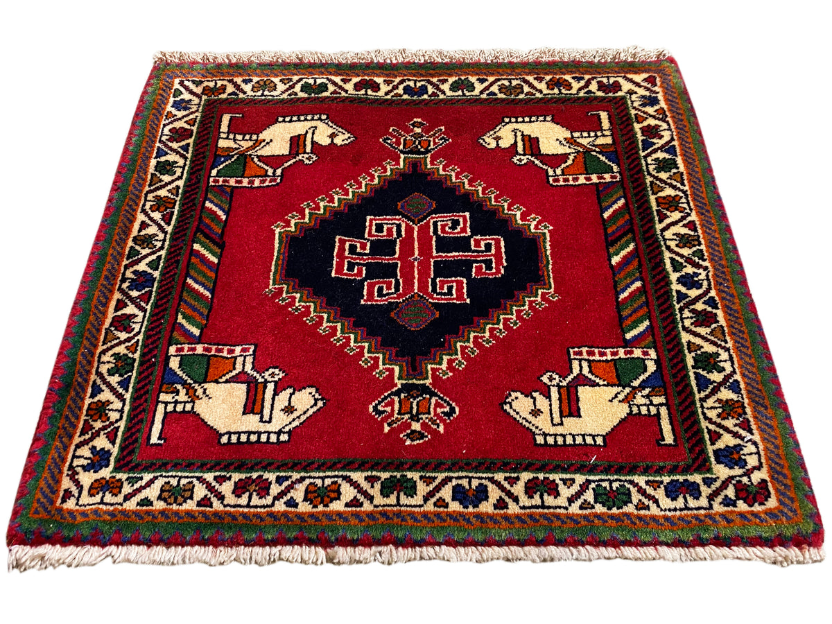 Alfombra Poshti de 58x68 cm, alfombra roja con medallón, cenefa decorativa y manos