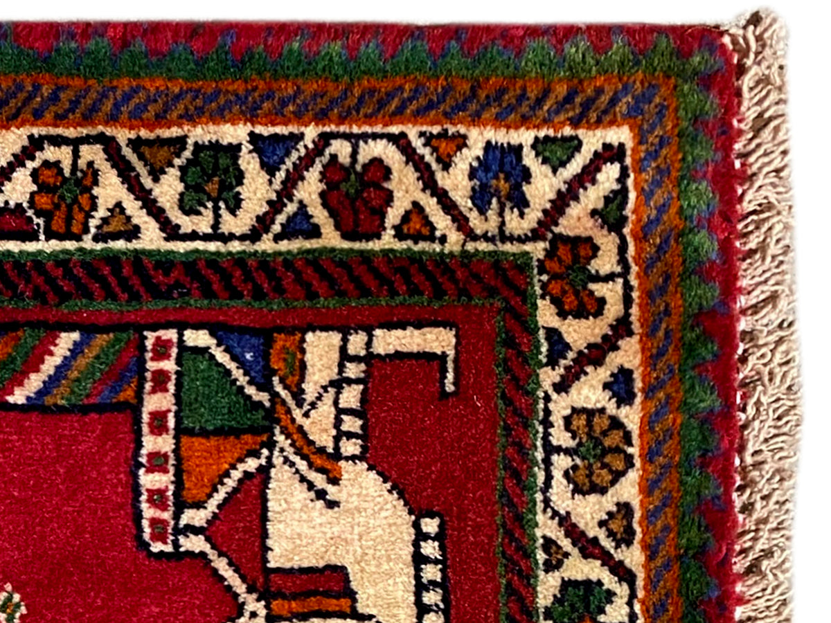 Alfombra Poshti de 58x68 cm: detalle con flecos y patrón rojo con motivos de manos