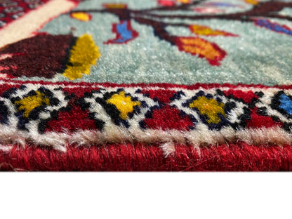 Alfombra Poshti de 68x63 cm en primer plano: patrón tejido con flecos y borde multicolor