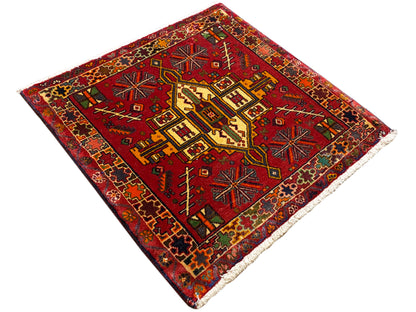 Alfombra rectangular Poshti, diseño ornamental rojo con detalles amarillos, azules y verdes