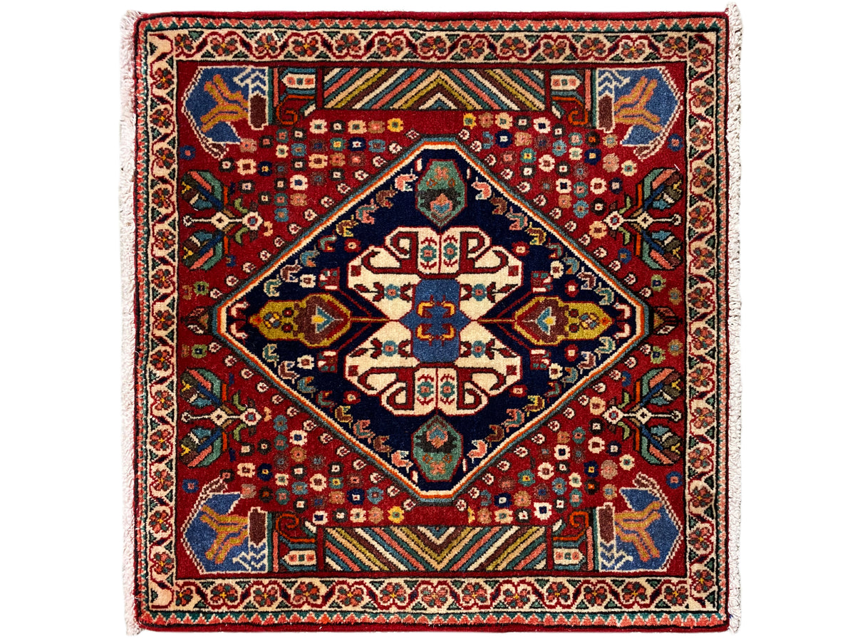 Alfombra de 66x62 cm con diseño Poshti: base roja con medallón central azul
