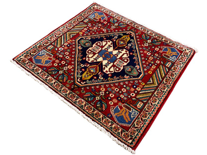 Alfombra de 66x62 cm, fondo rojo con ornamentos azul verdosos y friso de borde blanco