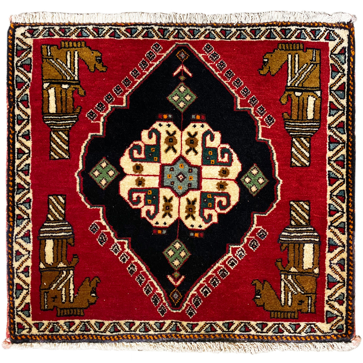 Alfombra Poshti de 63x55 cm: diseño cuadrado, fondo rojo con medallón negro y borde multicolor