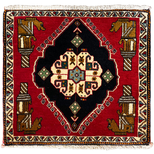 Alfombra Poshti de 63x55 cm: diseño cuadrado, fondo rojo con medallón negro y borde multicolor