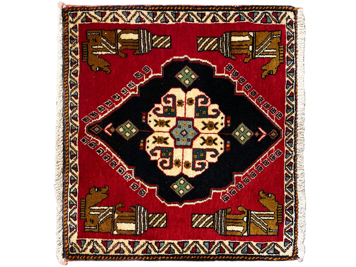 Alfombra Poshti de 63x55 cm: alfombra roja con parte central negra y coloridos diseños geométricos