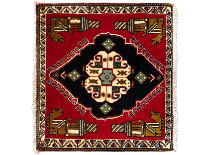 Alfombra Poshti de 63x55 cm: alfombra roja con parte central negra y coloridos diseños geométricos