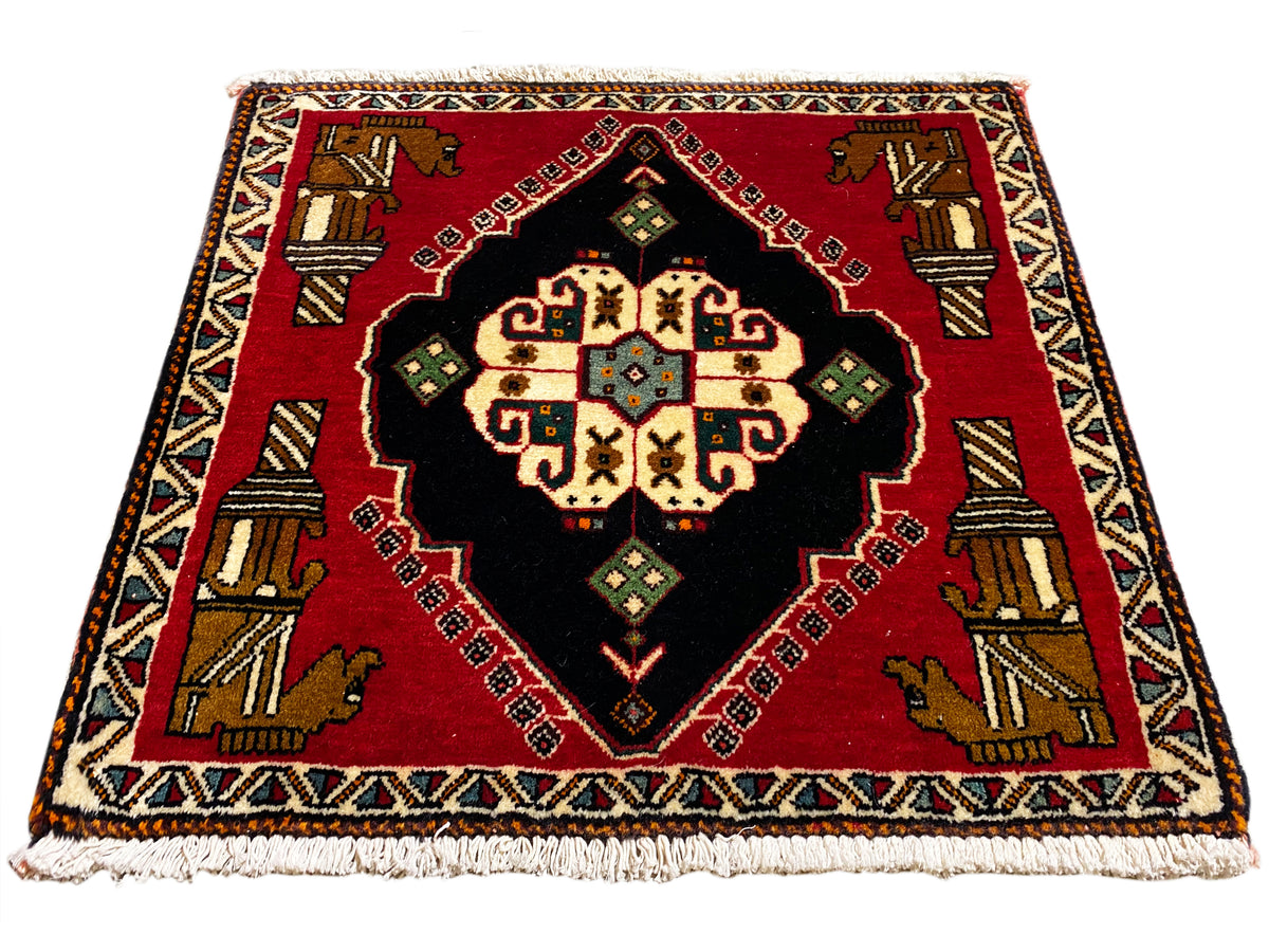 Alfombra Poshti de 63x55 cm: cuadrado de alfombra rojo con medallón ornamental negro, marco y flecos