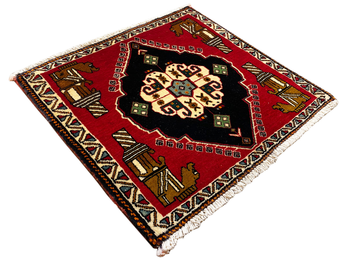Alfombra Poshti de 63x55 cm: cuadrada, colocada en diagonal; fondo rojo con centro negro y flecos