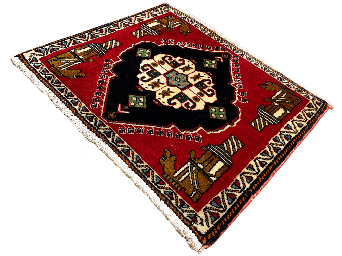 Alfombra Poshti de 63x55 cm: alfombra roja con medallón negro, motivos coloridos en las esquinas y flecos
