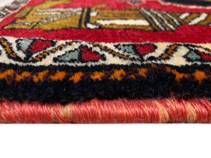 Alfombra Poshti de 63x55 cm: detalle del borde de la alfombra con flecos, cenefa negra y pelo rojo