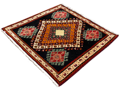 Alfombra Poshti en ángulo de diamante con fondo negro, rombo blanco central y borde multicolor