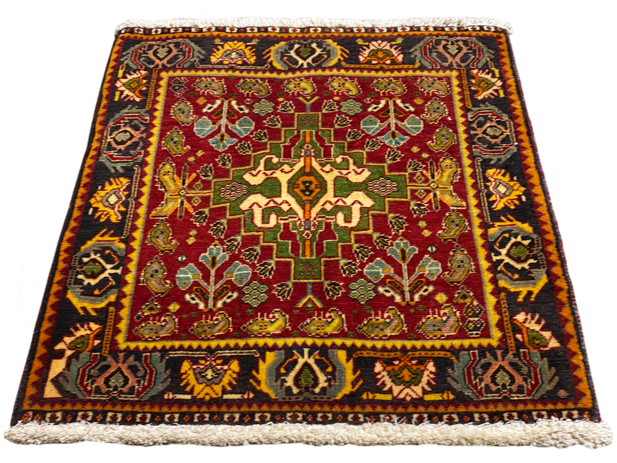 Alfombra Poshti de 61x61 cm, rectangular, roja con bordes negros y dorados