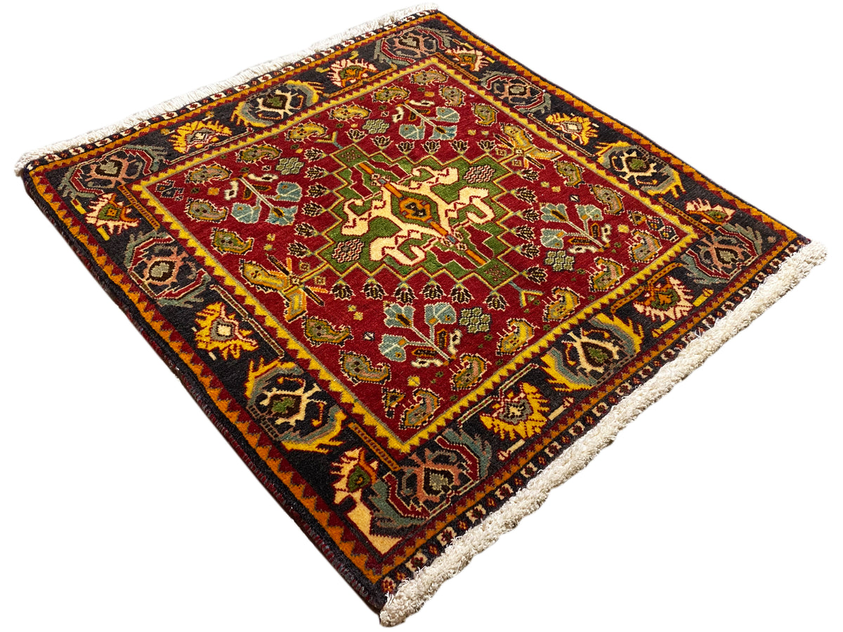 Alfombra Poshti de 61x61 cm en diagonal, medallón rojo con patrón geométrico