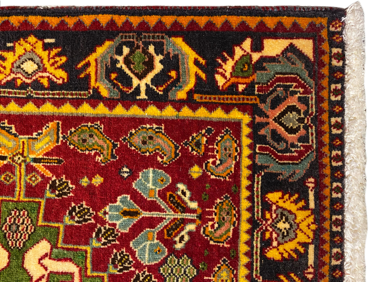 Alfombra Poshti de 61x61 cm, detalle, campo rojo con motivos ornamentales de colores