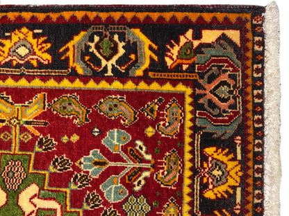 Alfombra Poshti de 61x61 cm, detalle, campo rojo con motivos ornamentales de colores