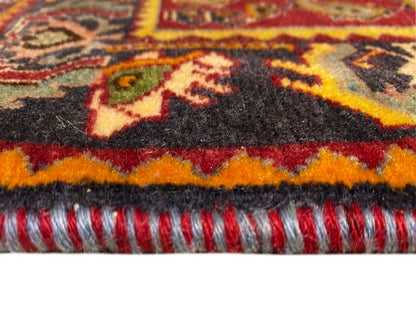 Alfombra Poshti de 61x61 cm en primer plano: flecos y borde multicolor en el contorno