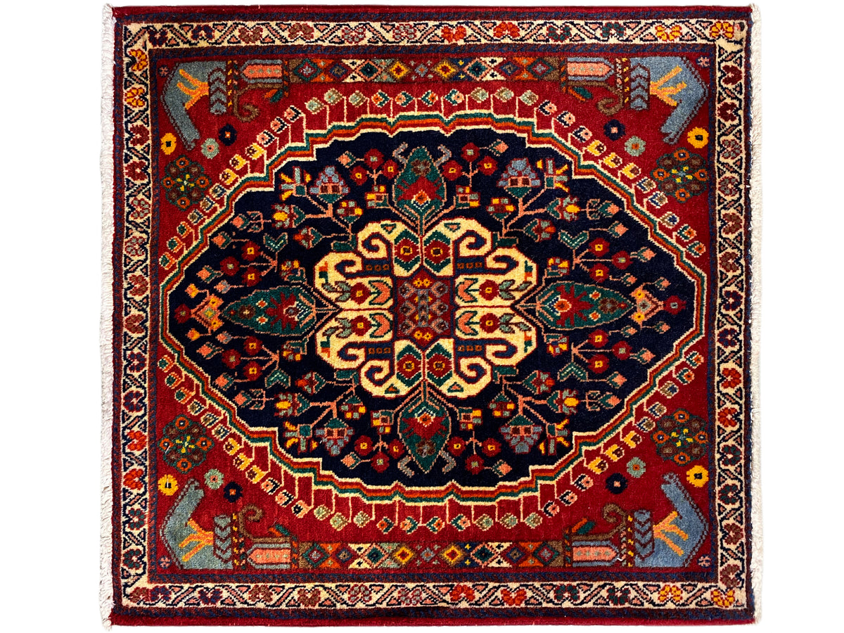 Alfombra cuadrada de 67x60 cm, campo rojo con medallón azul oscuro y ornamentos