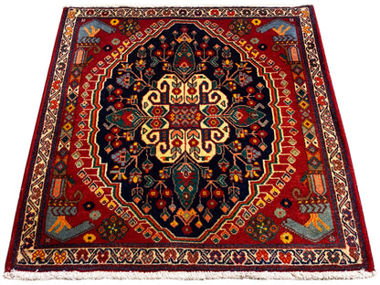 Alfombra cuadrada de 67x60 cm con diseño centrado en azul oscuro, rojo y amarillo
