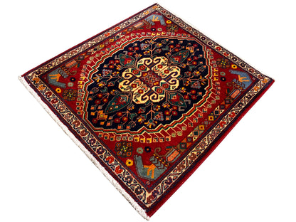 Alfombra cuadrada de 67x60 cm, campo rojo con cenefa azul oscuro y detalles amarillo dorado