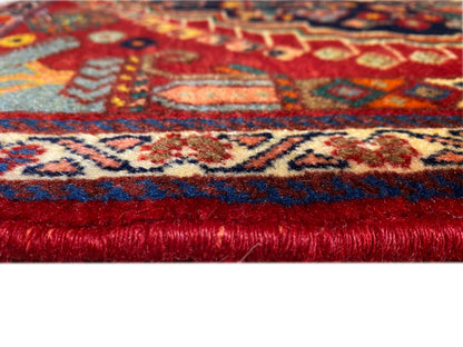 Ribete de alfombra con pelo denso, base roja y franja estampada