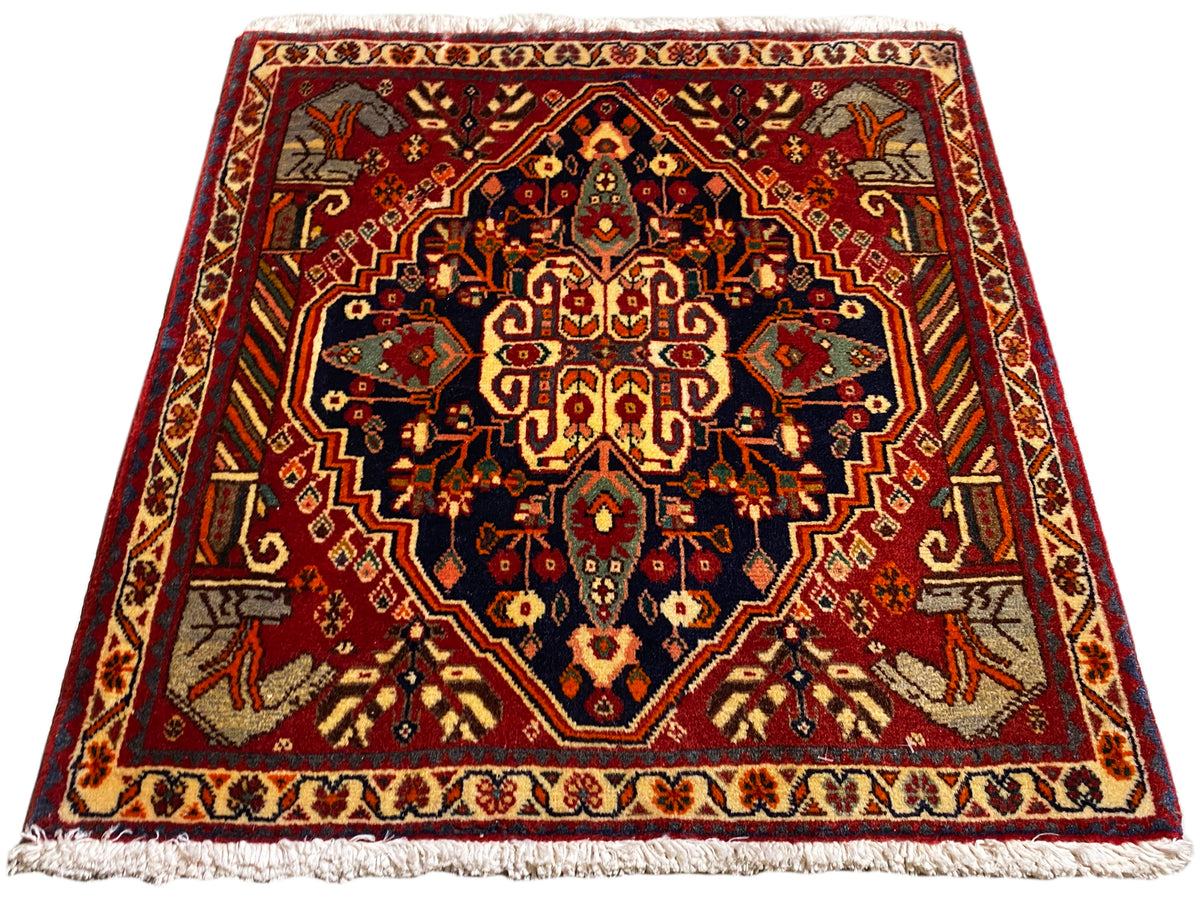 Alfombra de 65x59 cm rectangular con ornamentos multicolores y borde alrededor