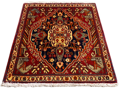 Alfombra de 65x59 cm rectangular con ornamentos multicolores y borde alrededor