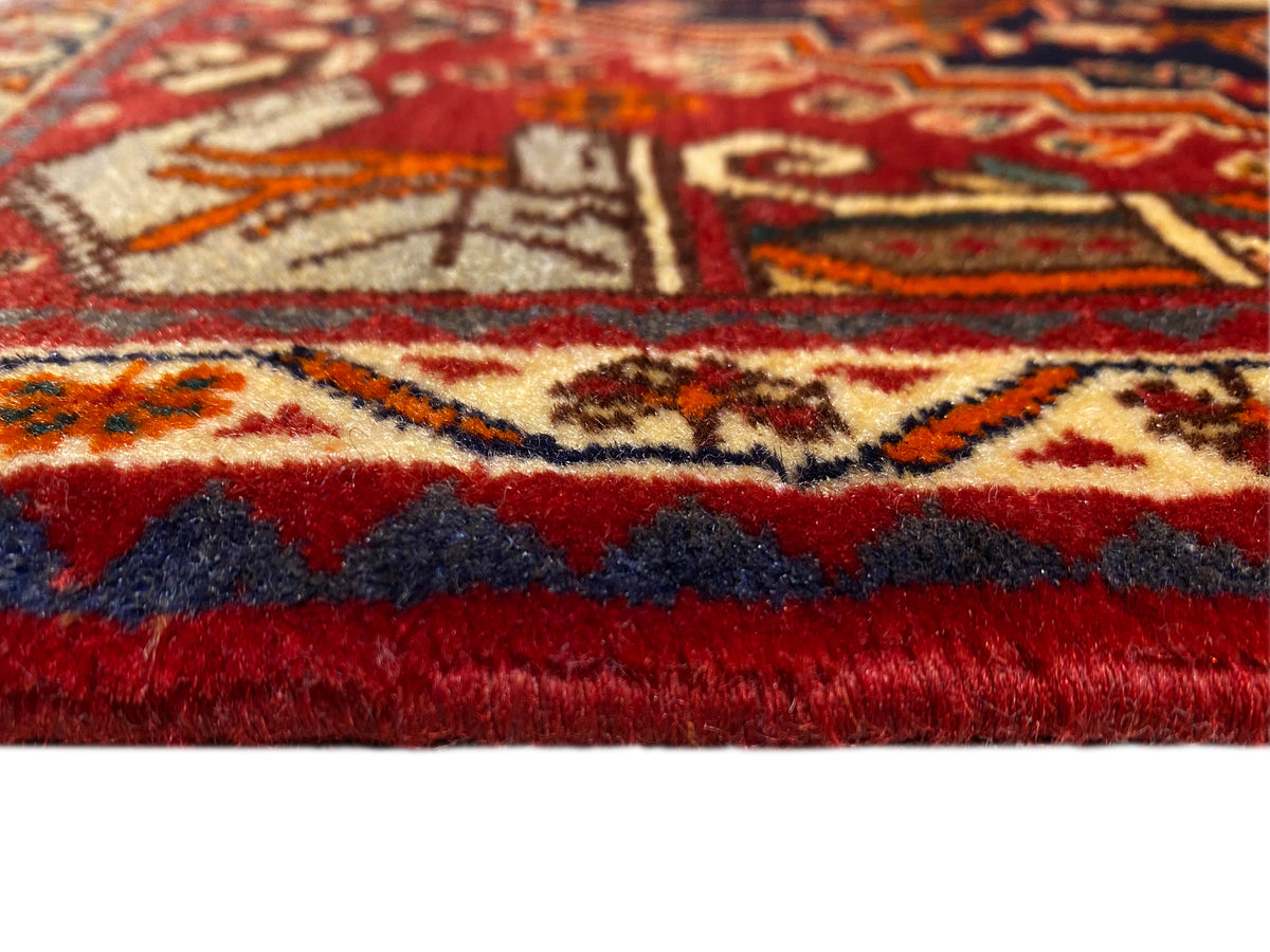 Alfombra de 65x59 cm en primer plano: pelo rojo, cenefa alrededor y flecos cortos