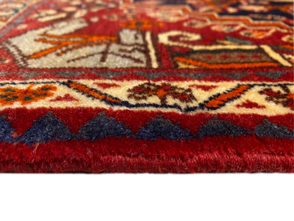 Alfombra de 65x59 cm en primer plano: pelo rojo, cenefa alrededor y flecos cortos
