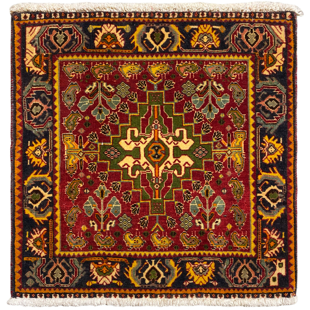 Alfombra con un motivo de medallón rojo, detalles verde amarillentos y borde oscuro, ribeteada en blanco