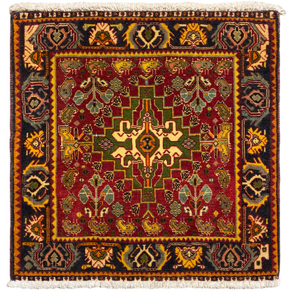 Alfombra con un motivo de medallón rojo, detalles verde amarillentos y borde oscuro, ribeteada en blanco