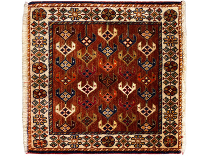 Alfombra Poshti cuadrada de 60x55 cm, ornamentos geométricos en marrón rojizo, azul y crema
