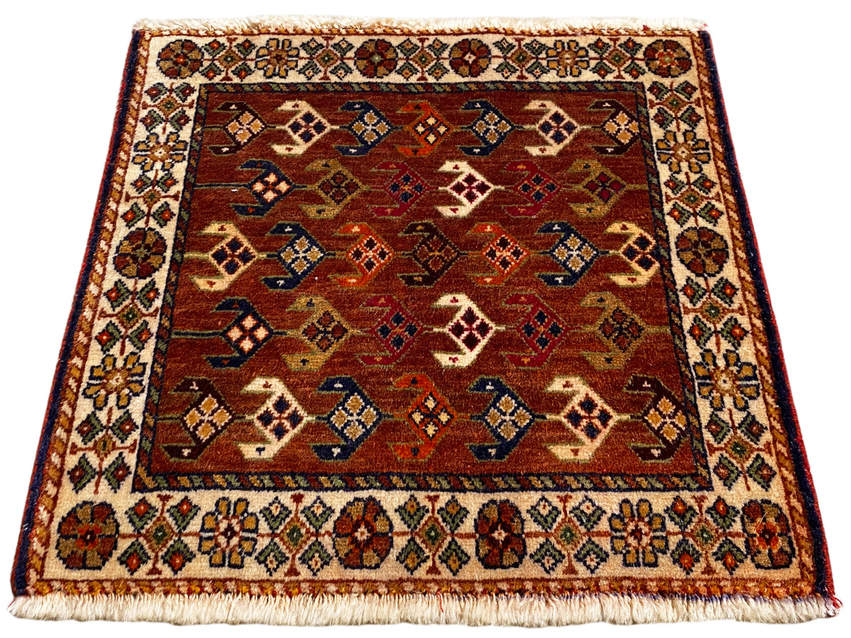 Alfombra Poshti cuadrada de 60x55 cm con campo marrón rojizo y rombos azul-rojos