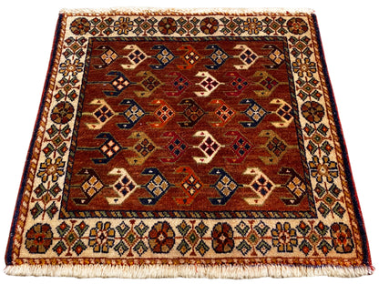 Alfombra Poshti cuadrada de 60x55 cm con campo marrón rojizo y rombos azul-rojos