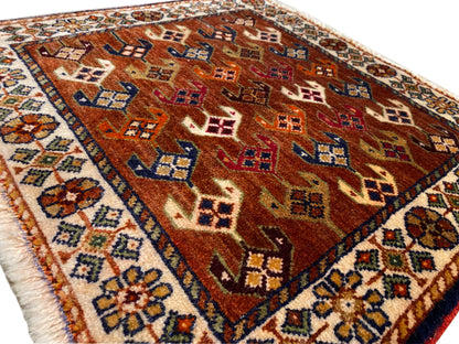Alfombra Poshti de 60x55 cm, vista detallada: campo marrón con rombos y azulejos de colores