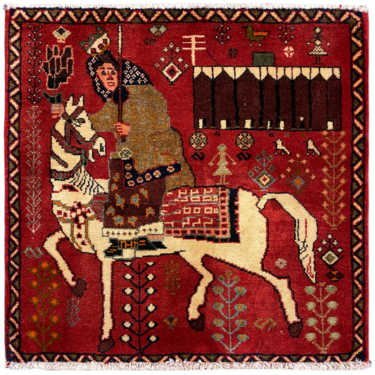 Alfombra poshti de color marrón rojizo con flecos, escena con mujer y caballo, 63x62 cm