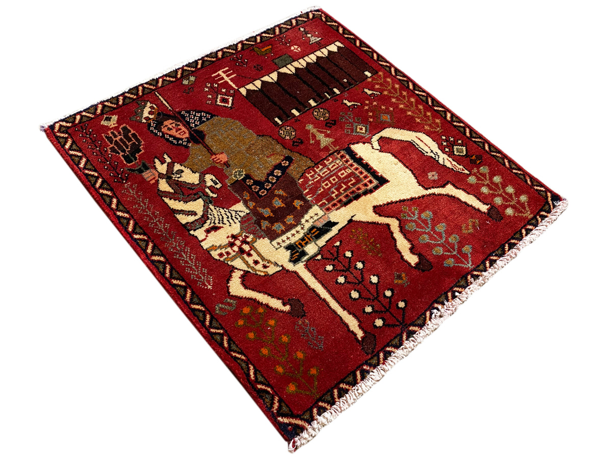 Poshti-Teppich mit rotem Muster, Pferde und Ornamente, sichtbare Fransen