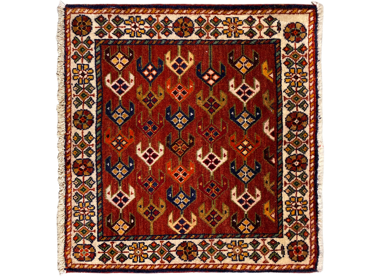 Alfombra cuadrada de 61x61 cm con campo de diseño rojo, marco ornamental y flecos