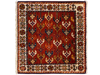 Alfombra cuadrada de 61x61 cm con campo de diseño rojo, marco ornamental y flecos
