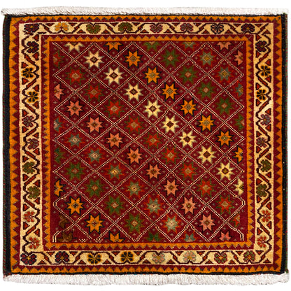 Alfombra poshti, rectangular, multicolor, con motivos ornamentales de estrellas y borde con flecos.