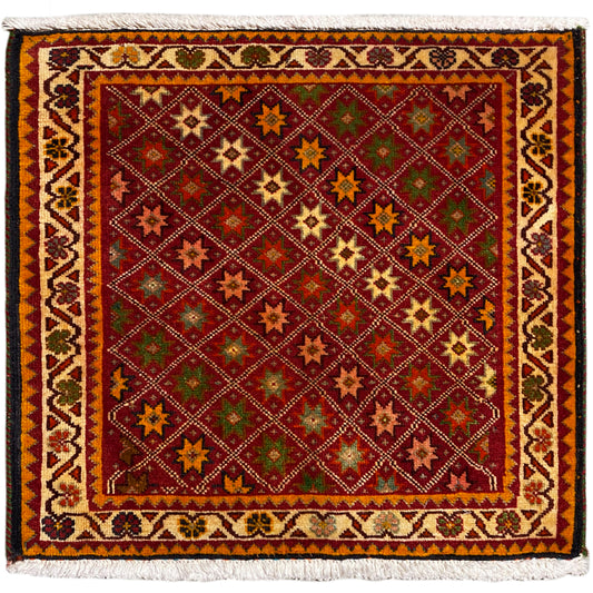 Alfombra poshti, rectangular, multicolor, con motivos ornamentales de estrellas y borde con flecos.