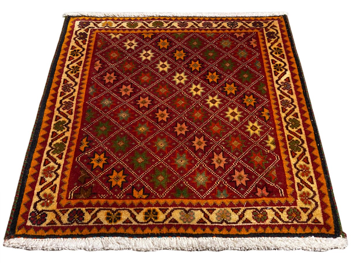 Alfombra Poshti, rectangular, multicolor, con cenefa decorativa y flecos en los bordes.