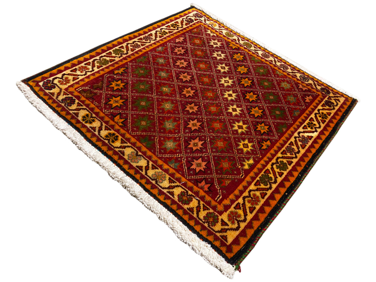 Alfombra Poshti rectangular: diseño multicolor con franjas decorativas y flecos en la esquina.