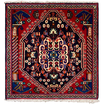 Alfombra Poshti de 66x63 cm con azul oscuro, rojo y un detallado diseño ornamental