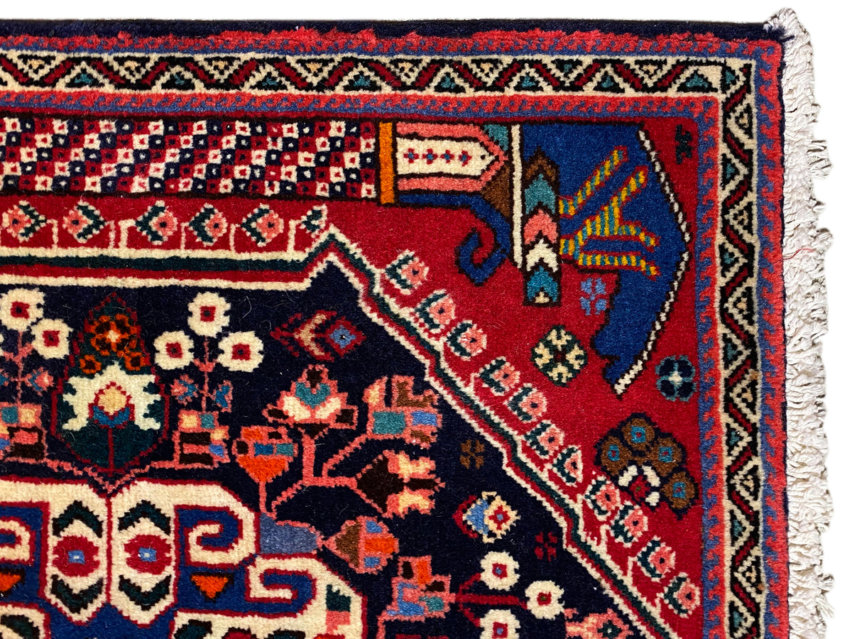 Alfombra Poshti de 66x63 cm en primer plano: bordes decorativos, ornamentos y flecos en el borde