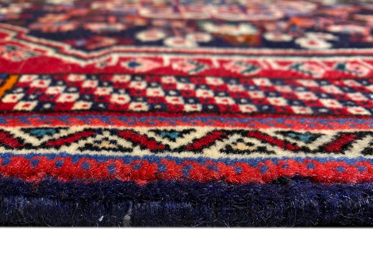 Alfombra Poshti 66x63 cm Detalle del borde: pelo azul oscuro con acentos rojos