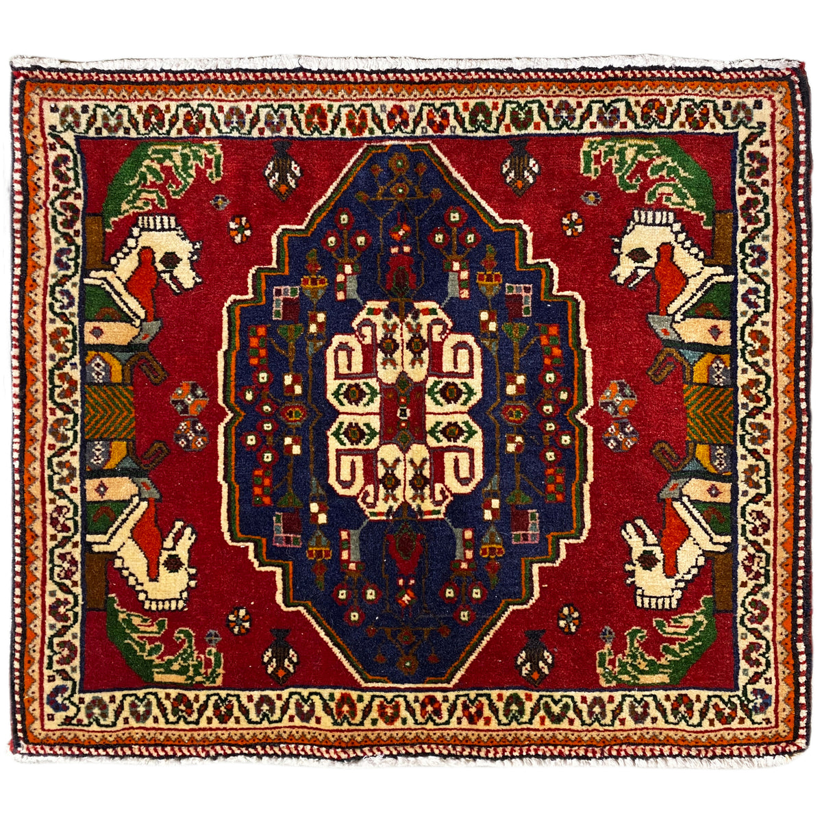 Alfombra Poshti, diseño de suelo rojo con medallón azul y figuras de animales