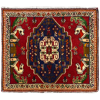 Alfombra Poshti, diseño de suelo rojo con medallón azul y figuras de animales