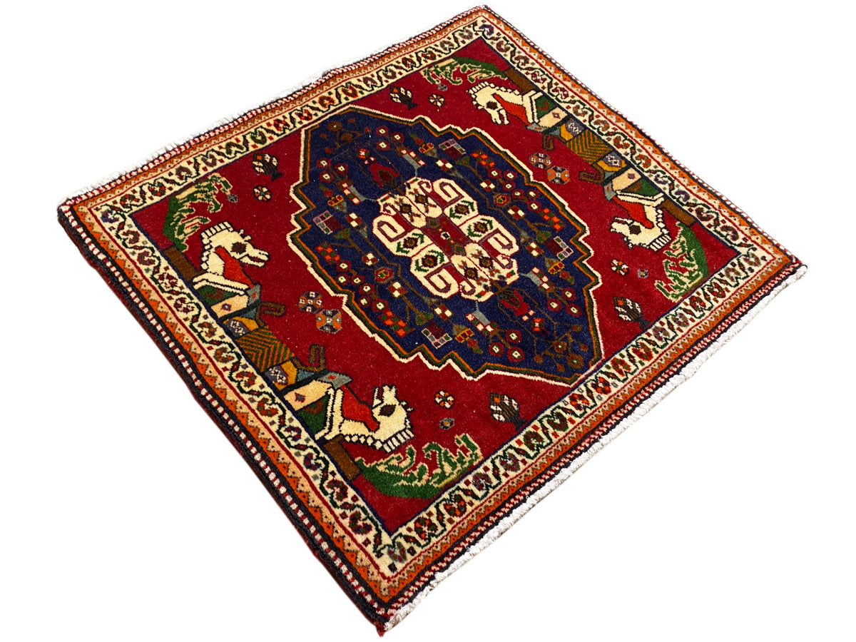 Alfombra Poshti vista en rombos, campo rojo con centro ornamental azul