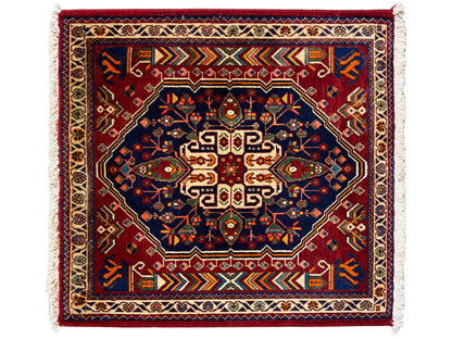 Alfombra de 63x60 cm en azul oscuro con estampado rojo, franjas enmarcadas y flecos