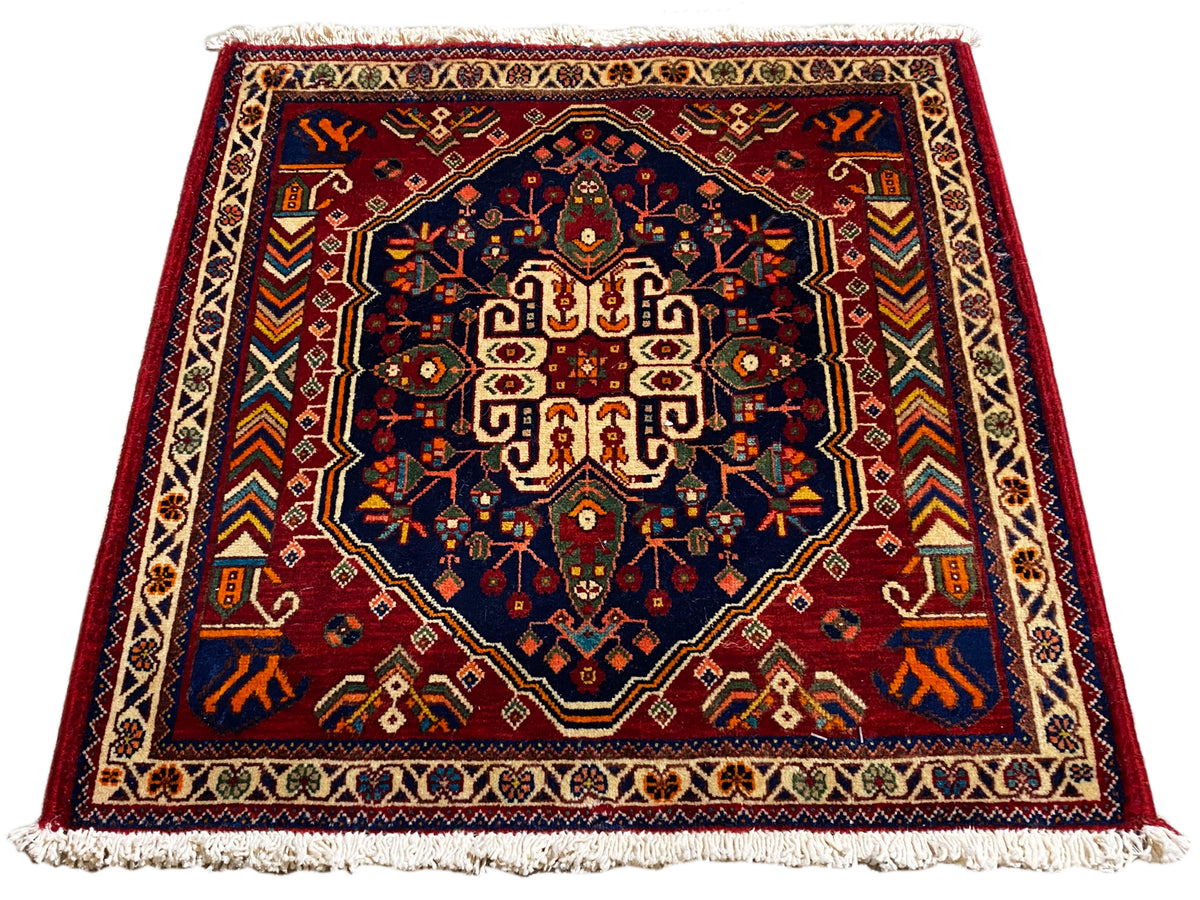Alfombra de 63x60 cm, rectangular, con centro azul oscuro y marco ornamental de colores